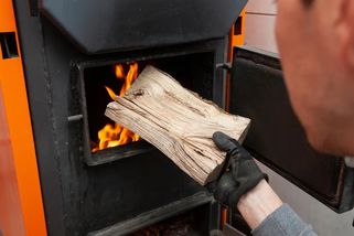 Pokuta 50 000 Kč hrozí každému, kdo topí dřevem. Tisíce domácností o tom nemají tušení